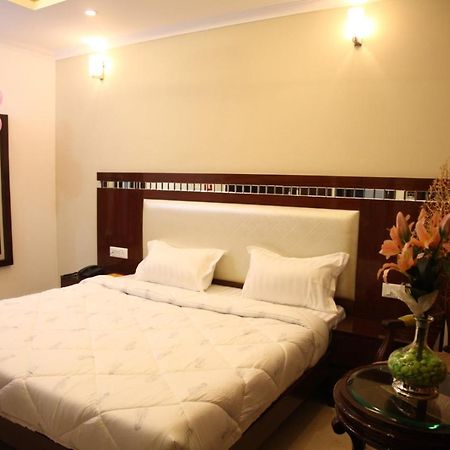 Hotel Dev Residency Vrindāvan Esterno foto