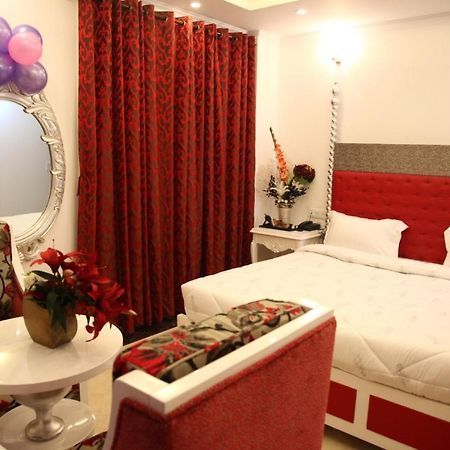 Hotel Dev Residency Vrindāvan Esterno foto