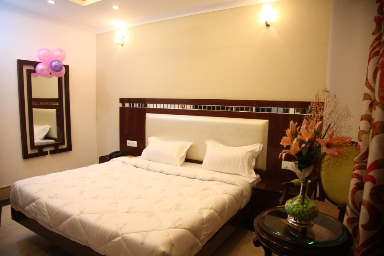 Hotel Dev Residency Vrindāvan Esterno foto