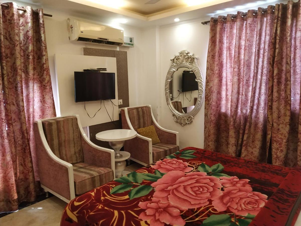 Hotel Dev Residency Vrindāvan Esterno foto