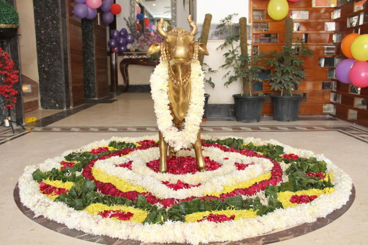Hotel Dev Residency Vrindāvan Esterno foto