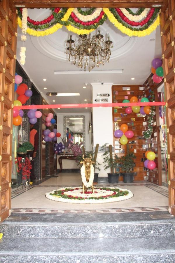 Hotel Dev Residency Vrindāvan Esterno foto