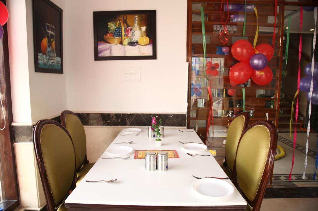 Hotel Dev Residency Vrindāvan Esterno foto